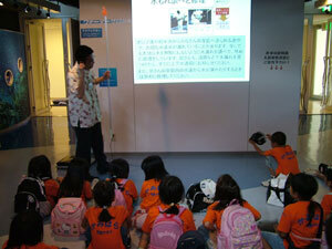 写真：映像スクリーンでの上映の様子