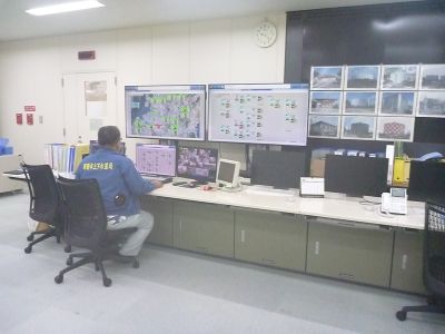 写真：上下水道監視室内部
