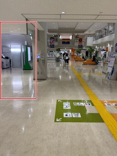 正面玄関　入口　左手