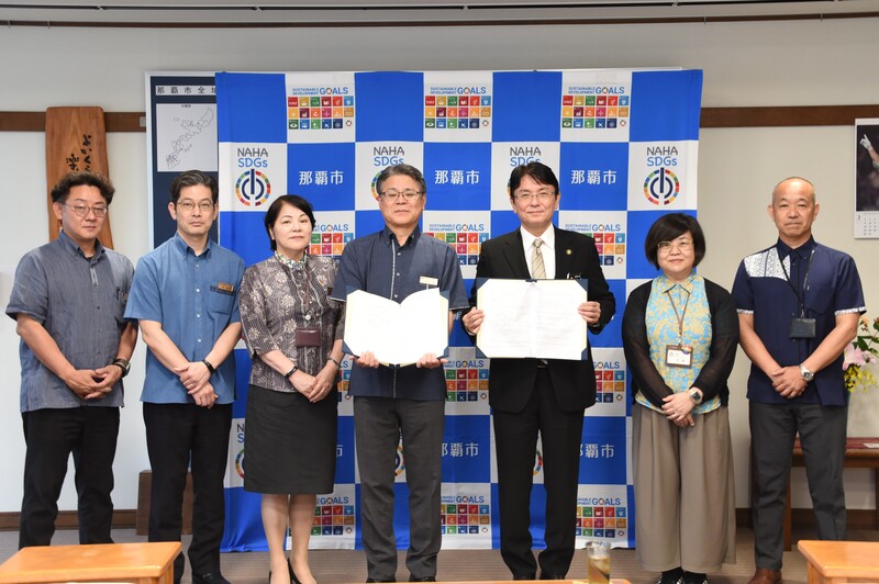 琉球銀行との緊急一時避難施設に関する協定締結式の集合写真