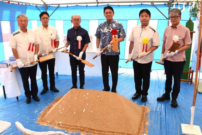 新真和志複合施設事業安全記念祭の鍬入れの儀の写真