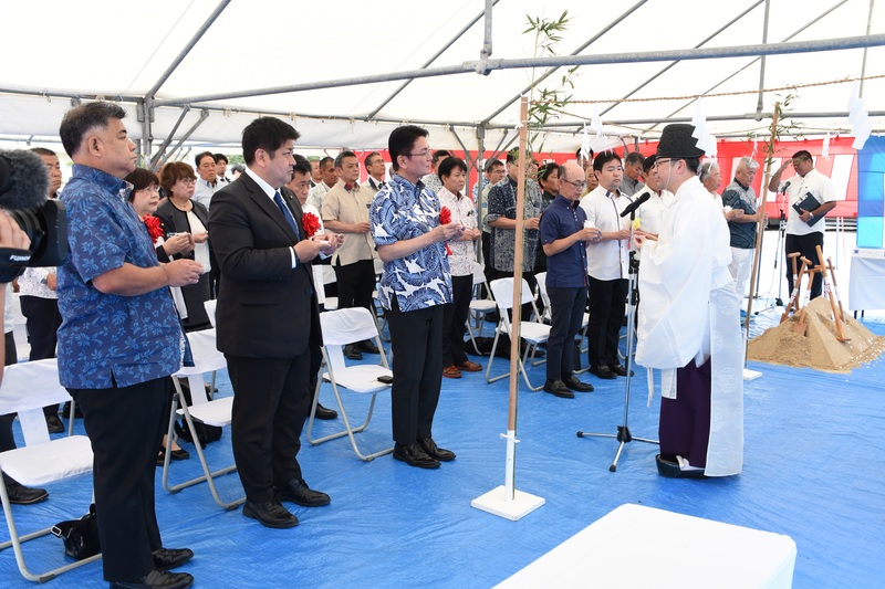 新真和志複合施設建設事業安全記念祭の新酒拝戴の様子