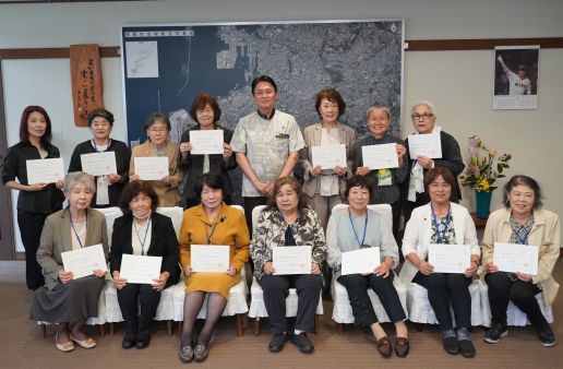 母子保健推進員委嘱状交付式の集合写真