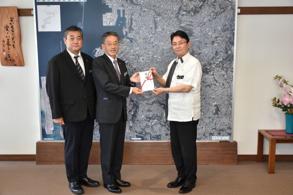 寄附金贈呈式の様子