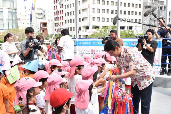 子どもたちにこいのぼりを贈っている様子