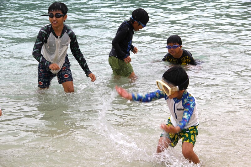 海でこどもが遊んでいる様子1