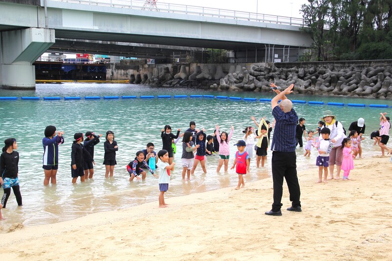 海でこどもが遊んでいる様子2