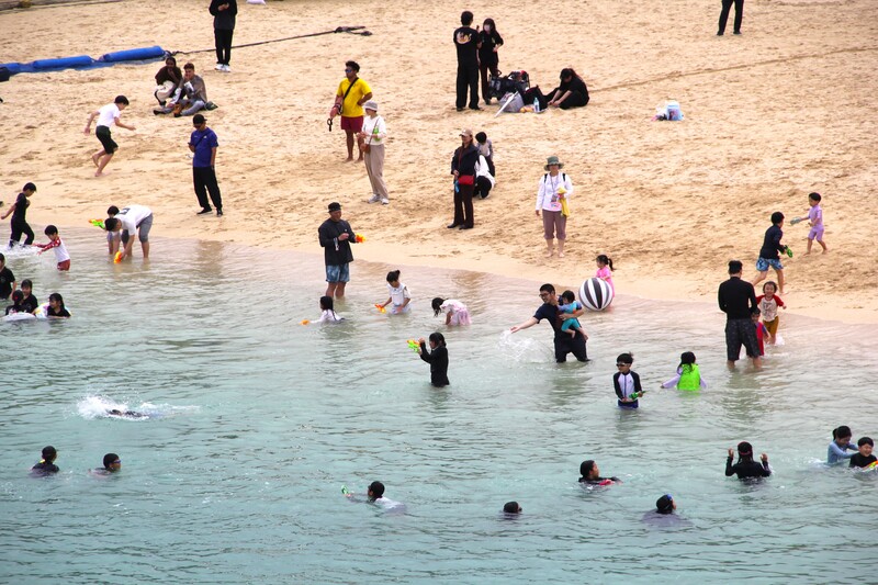 海でこどもが遊んでいる様子3