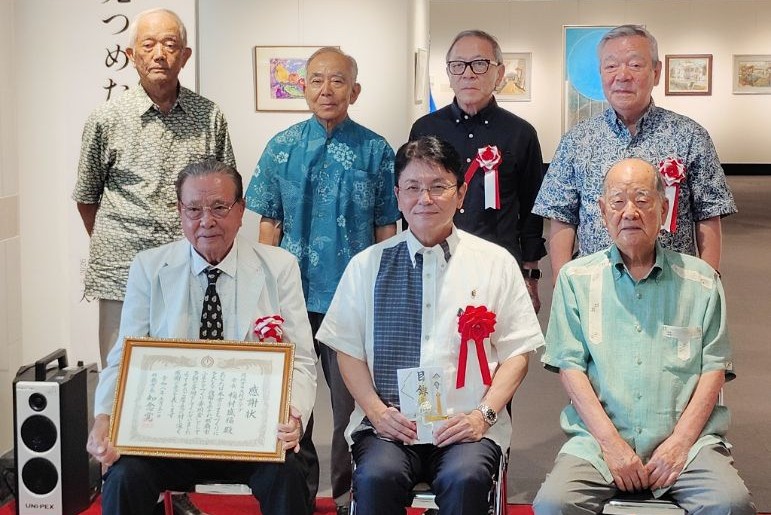 寄付金贈呈式の集合写真