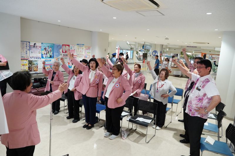 赤十字奉仕団の方々と那覇市長が掛け声をしている様子