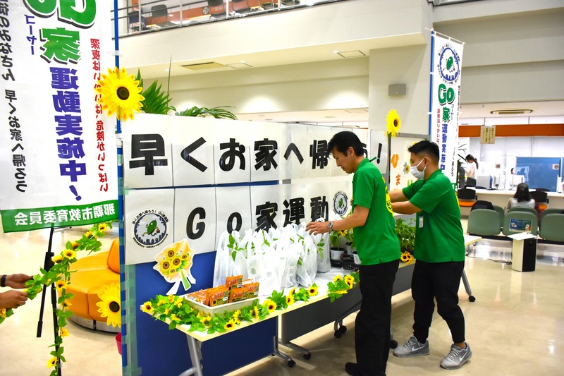 イベントで配布するひまわりの苗を準備している画像