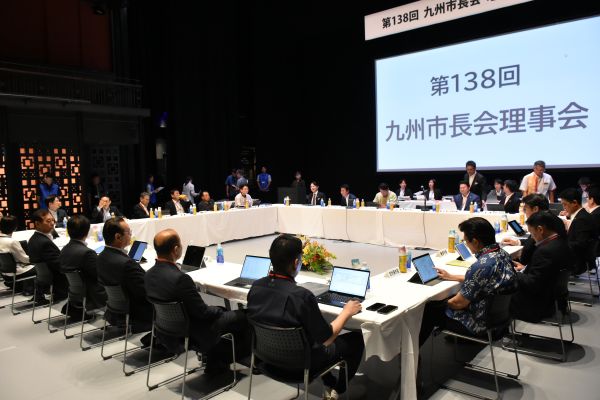 九州市長会理事会の様子