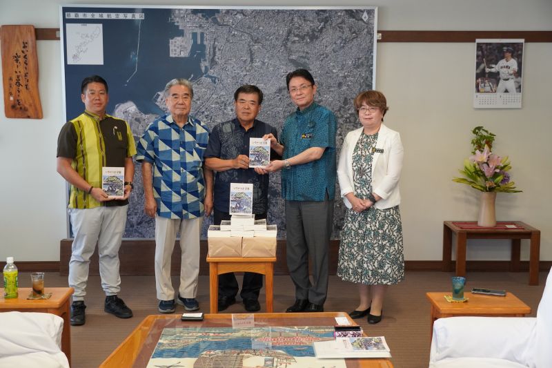 砂辺ジョージこと砂辺松敏さんを語る会との集合写真