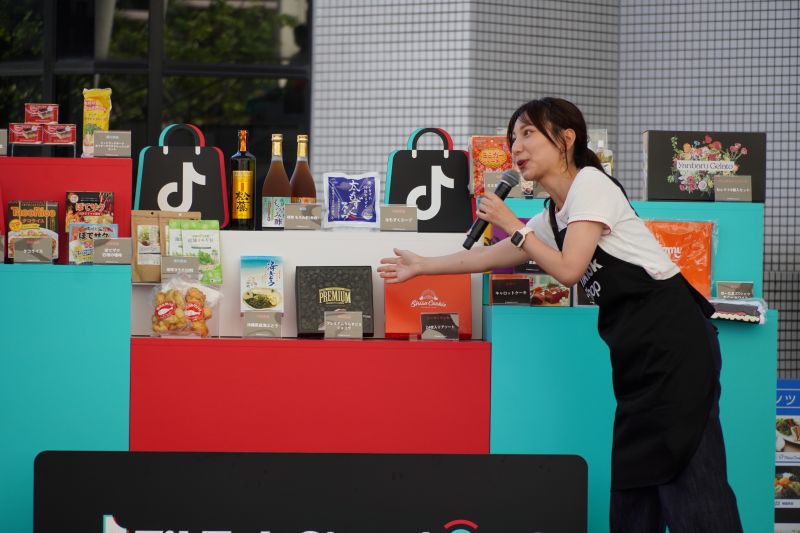 tiktokクリエイターが壇上の商品を紹介している様子