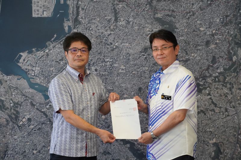 答申書が渡されている様子