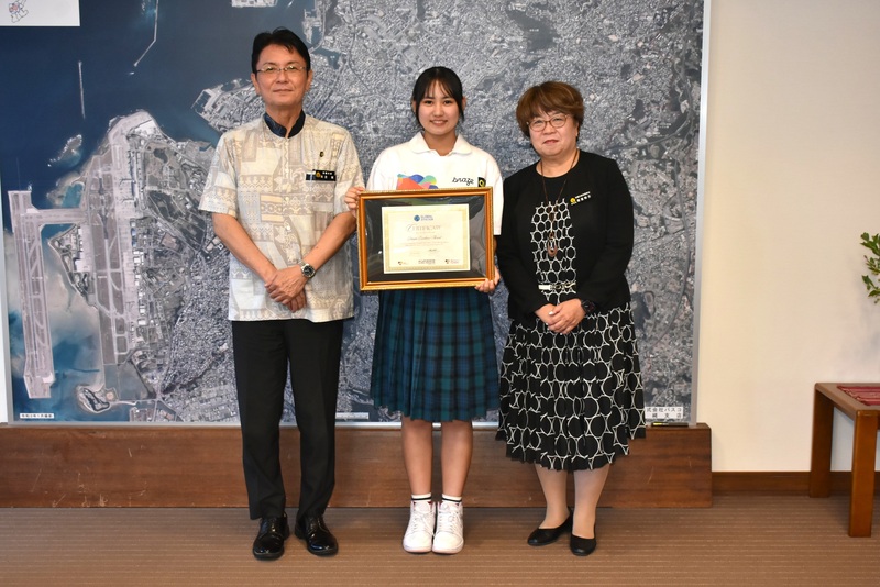 受賞報告に来た幸地かれんさんと知念市長と宮里教育長の画像