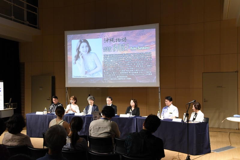 主役を務める砂川涼子氏が話す様子