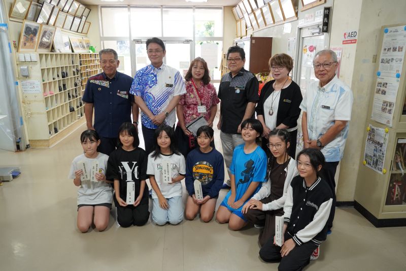 開南小学校の児童たちとの集合写真