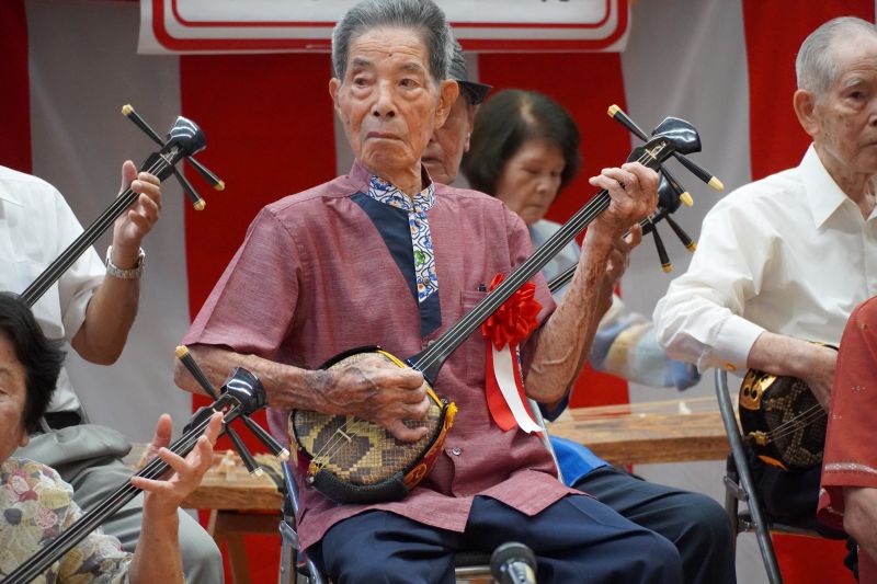 三味線を弾く男性