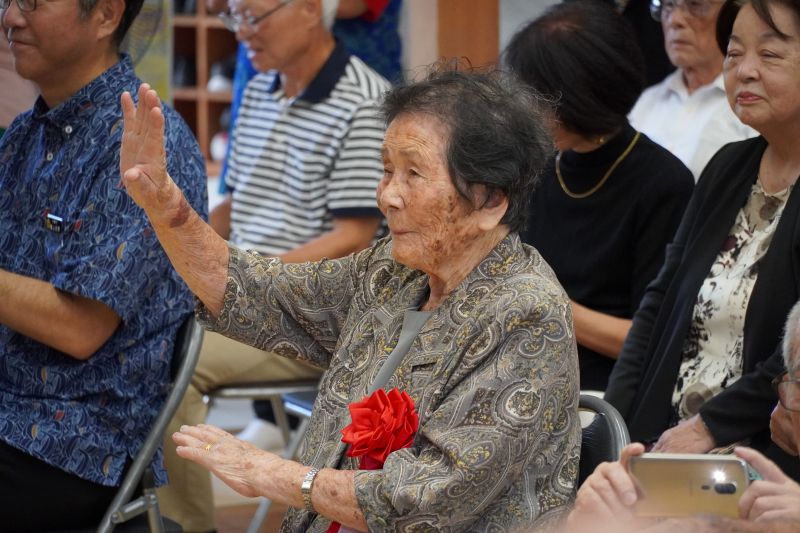 椅子に座っておどる女性