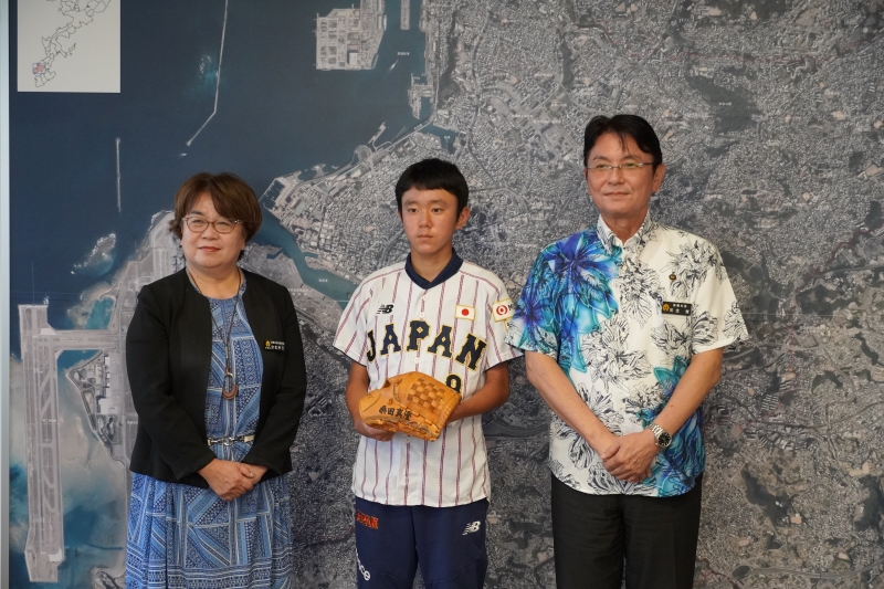 グローブを持った少年と市長と校長先生