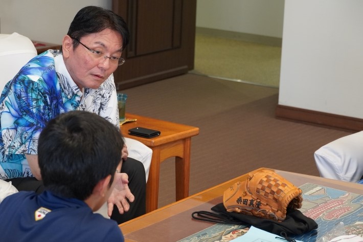 グローブと上間さんと知念市長
