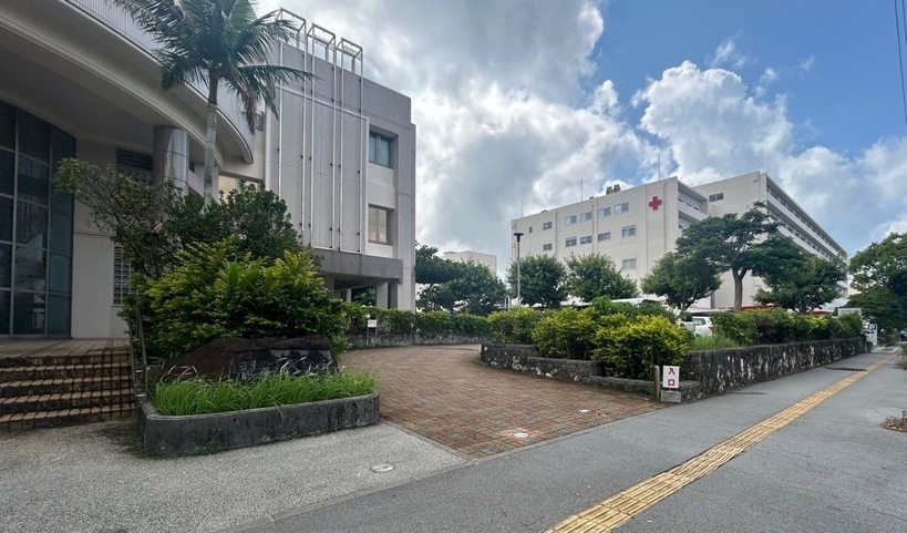 那覇市保健所の駐車場入口(正面玄関側)