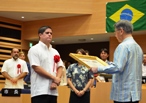 2014年5月サンビセンテ市のビリ市長 一行が来訪。那覇市国際親 善名誉市民の称号を授与しました