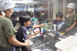 食べた食器を洗う男の子