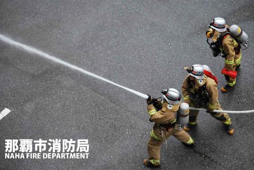 放水している消防士の画像