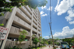 A1号棟そばの歩道