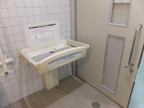 おむつ交換台（1・2・3階多目的トイレ設置）の写真