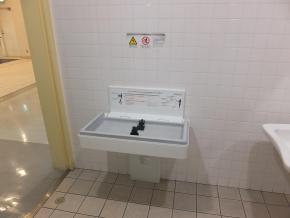 おむつ交換台（3階多目的トイレ設置）の写真